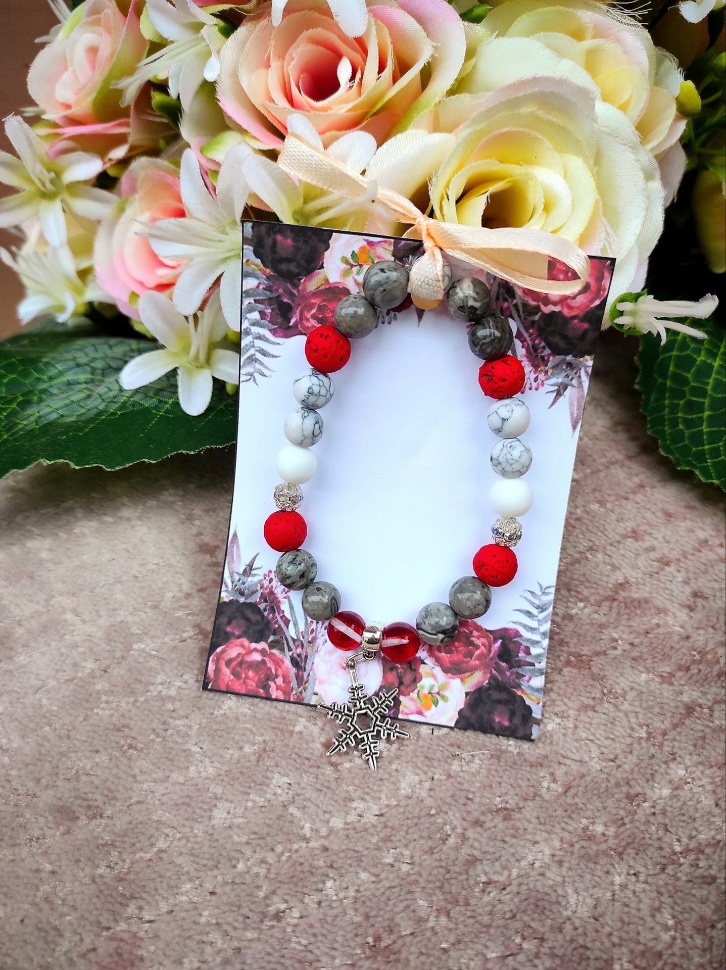 Piros nyugtató hópihe ásvány karkötő